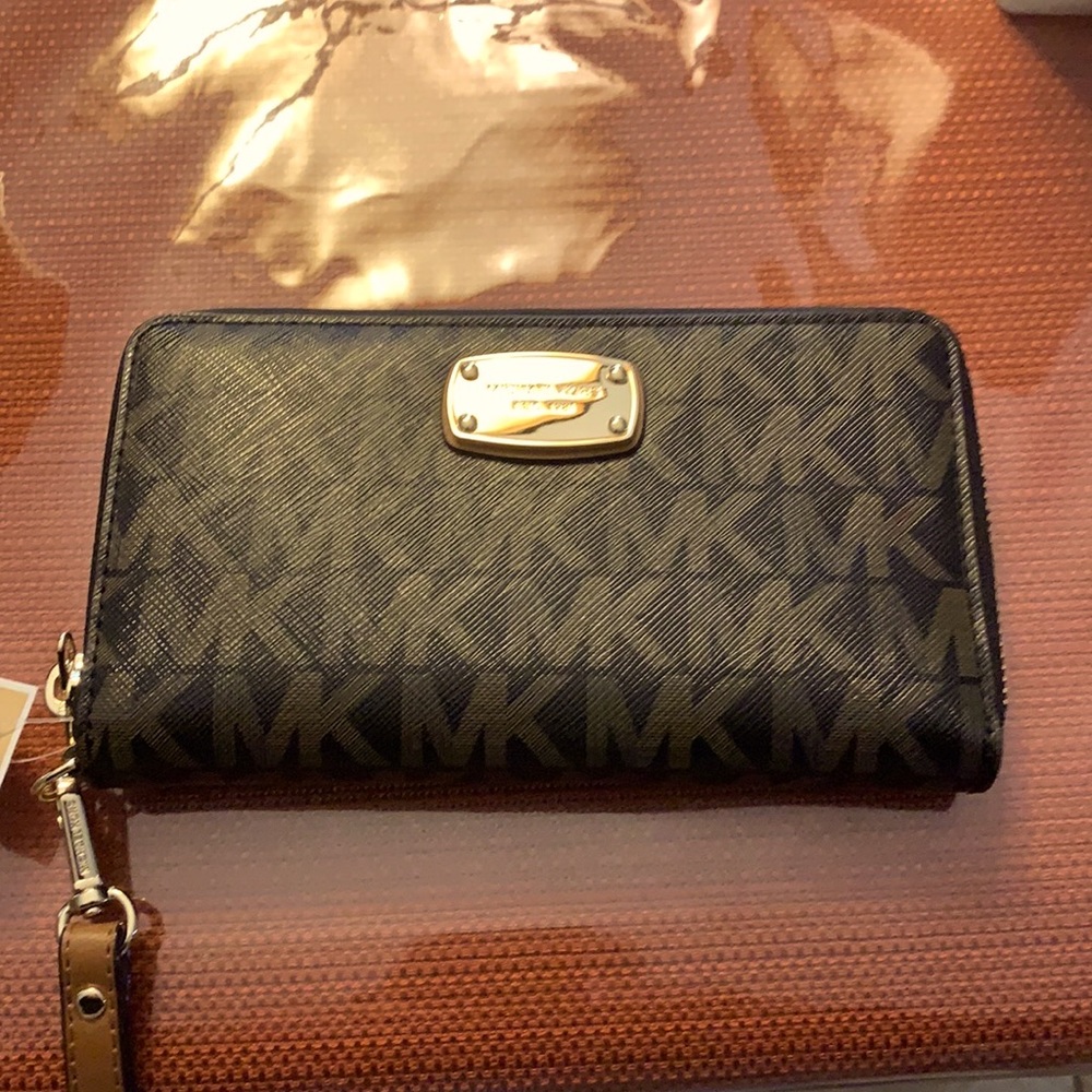 Michael Kors wristlet wallet. Never used. Excellent condition